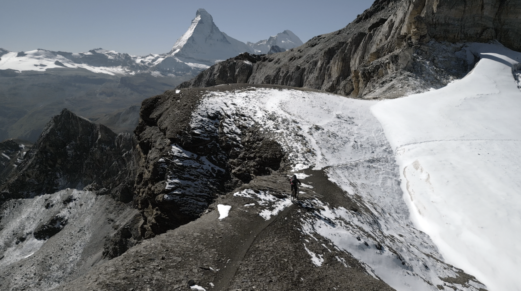 Trace VTT au bord du glacier sous le Cervin