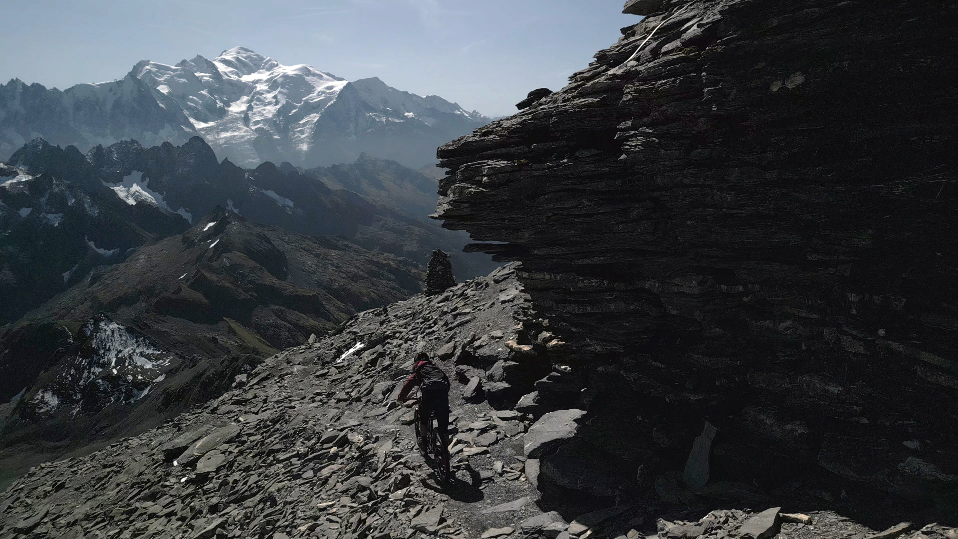 Passage minéral en altitude face au massif du Mont-Blanc