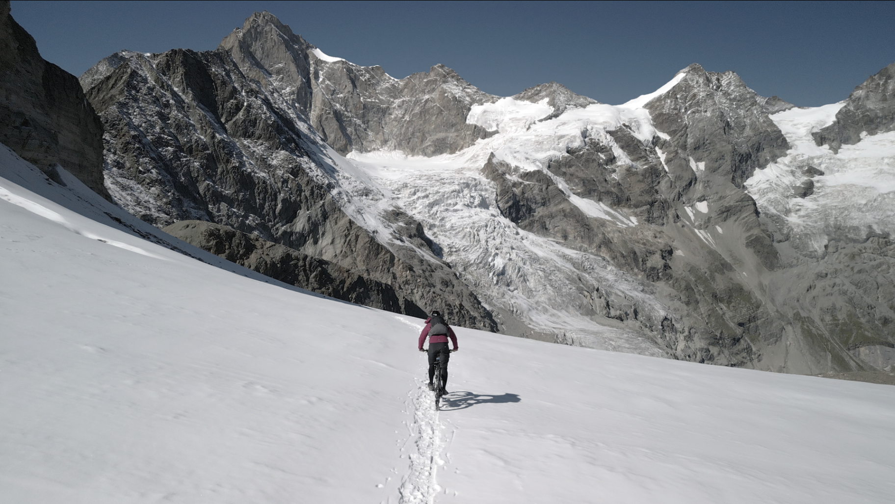 Traversée sur neige au pied d'un glacier alpin
